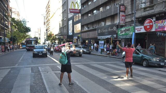 Dos hombre frenan el tránsito en 9 de julio y General Paz.