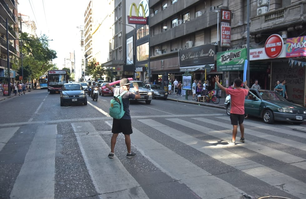Los héroes del día: vecinos “ordenaron” el tránsito tras el apagón de semáforos en Córdoba