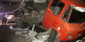 Se atascó en el puente y una camioneta lo embistió por detrás.