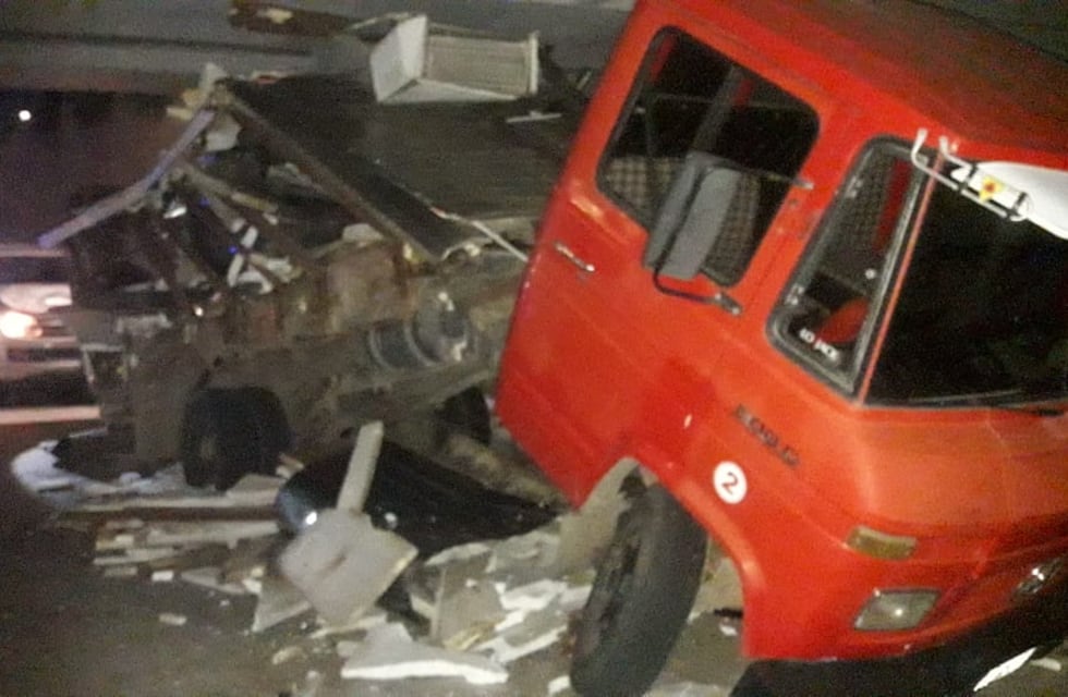 Accidente vial en Córdoba: un camión terminó destrozado