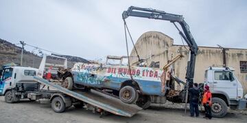 Siguen retirando chatarra de la vía pública