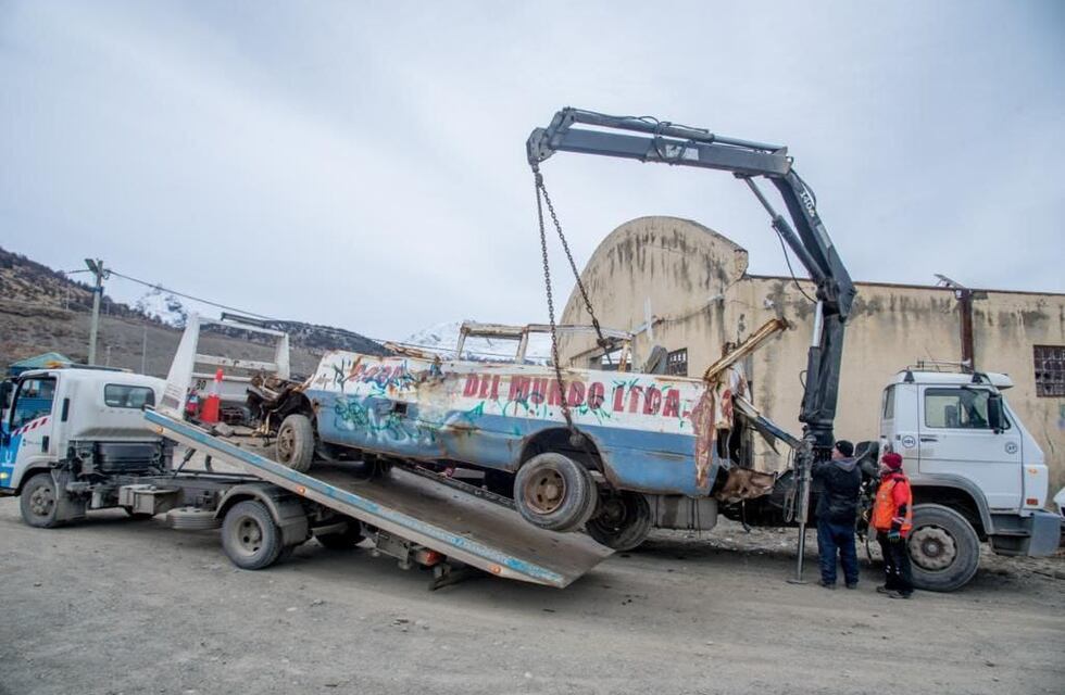 Siguen retirando chatarra de la vía pública