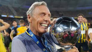 El exfutbolista de 66 años obtuvo su primer título como técnico de la Academia.