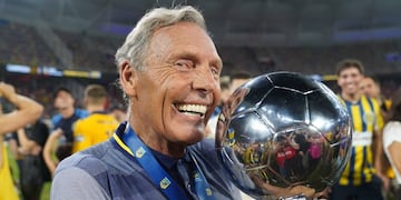 El exfutbolista de 66 años obtuvo su primer título como técnico de la Academia.