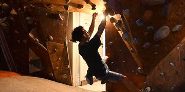 Muchos jovenes de Mendoza practican el deporte, escalada en palestra.
Mariano, practica con mucho esfuerzo, la escalada en una de las paredes de Templo Alpino de Ciudad.