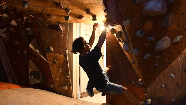 Muchos jovenes de Mendoza practican el deporte, escalada en palestra.
Mariano, practica con mucho esfuerzo, la escalada en una de las paredes de Templo Alpino de Ciudad.