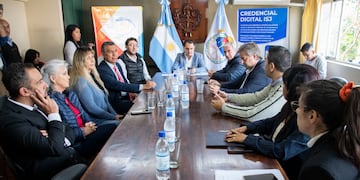 La reunión de los concejales de San Salvador con las autoridades del Instituto de Seguros de Jujuy se realizó en la Sala de Comisiones del edificio parlamentario del barrio Los Huaicos.