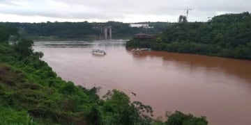 Buscan a un hombre que cayó a las aguas del rio Iguazú.