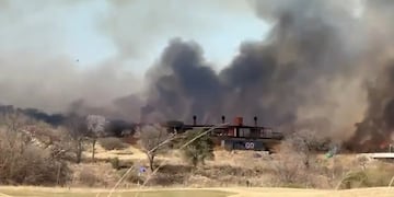 El foco aún continúa activo, en un sector de difícil acceso.