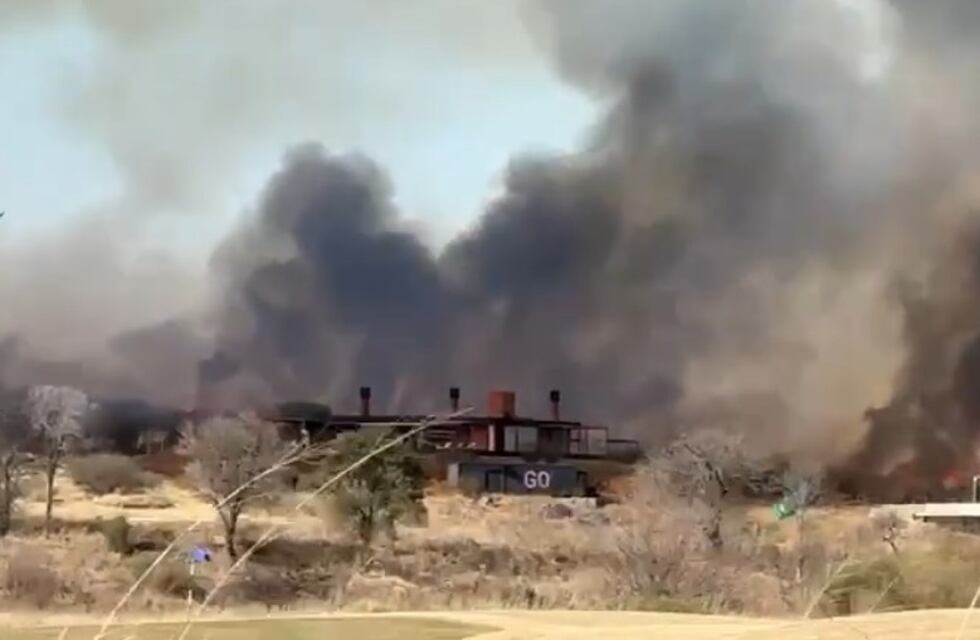 Incendios en Córdoba: bomberos continúan trabajando sobre el foco de Ascochinga