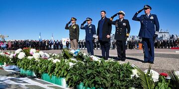 En la Base Naval se realizó el acto central por el 42° aniversario del hundimiento del Crucero General Belgrano.