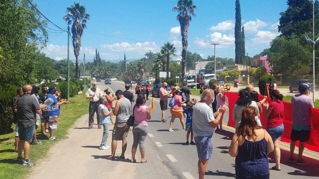Movilización de los vecinos de Parque Siquiman, en reclamo a mayor seguridad.