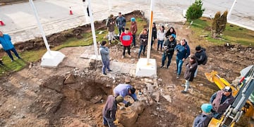 Tolhuin descubrió la cápsula del tiempo enterrada en 1972 en la plaza fundacional