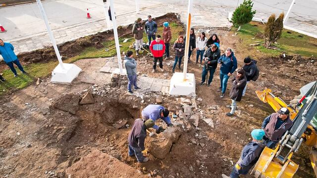 Tolhuin descubrió la cápsula del tiempo enterrada en 1972 en la plaza fundacional