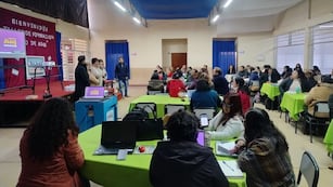Docentes y directivos de distintos puntos de la provincia participaron por primera vez en el Taller de Formación en el uso de ADM (Aula Digital Móvil) que dictan capacitadores del Ministerio de Educación.