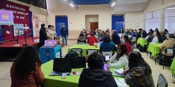 Docentes y directivos de distintos puntos de la provincia participaron por primera vez en el Taller de Formación en el uso de ADM (Aula Digital Móvil) que dictan capacitadores del Ministerio de Educación.