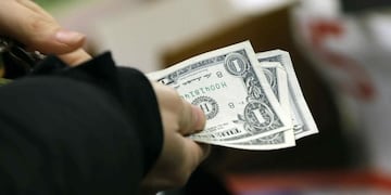 En una jornada fresca, el dólar blue está caliente en la ciudad de Córdoba. (AP/Archivo)