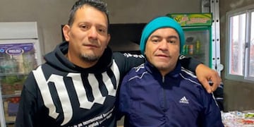 Eduardo y Damián. Un gesto de solidaridad conmovió al barrio El Quebracho. (Foto / El Doce)