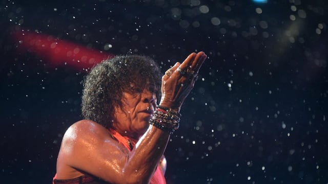 Salió un nuevo videoclip de Seguí en Carrera, con el cuartetero cantando bajo la tormenta de enero.