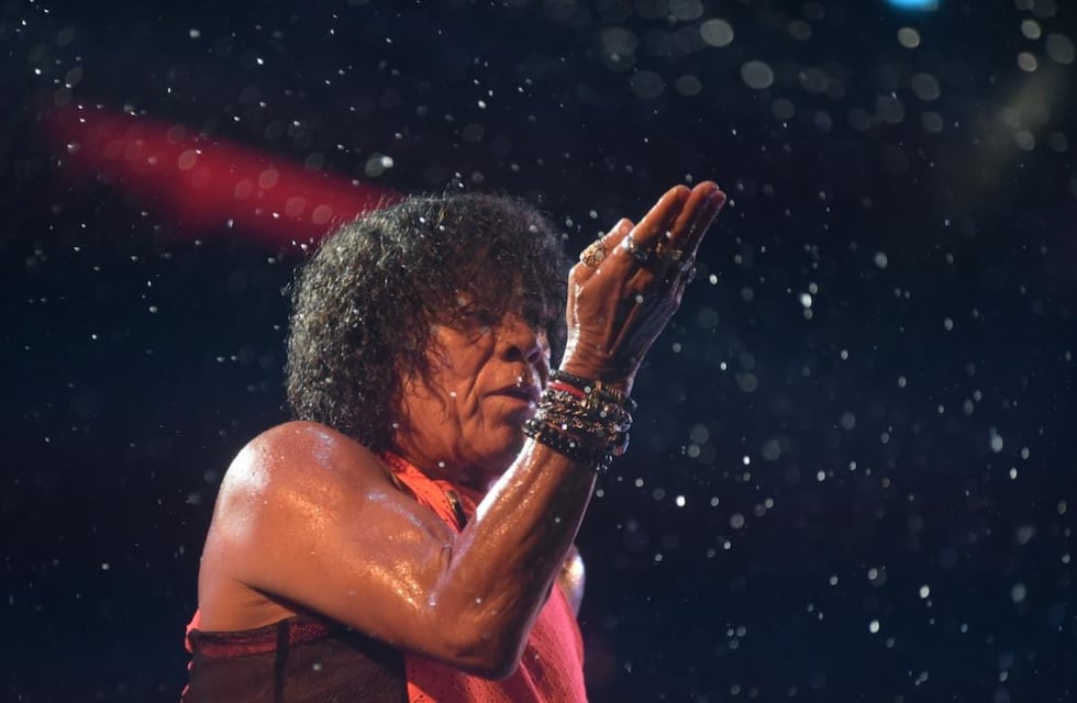 El emotivo video de La Mona Jiménez cantando bajo la lluvia