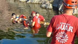 El joven de 18 años cayó de seis metros al río y se salvó.
