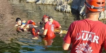 El joven de 18 años cayó de seis metros al río y se salvó.