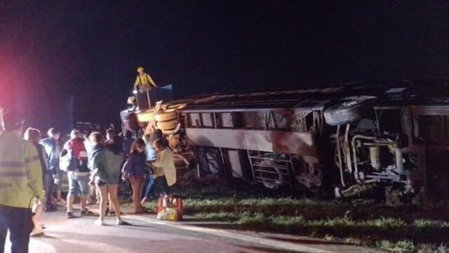 Volcó un colectivo cerca del cruce de Angélica