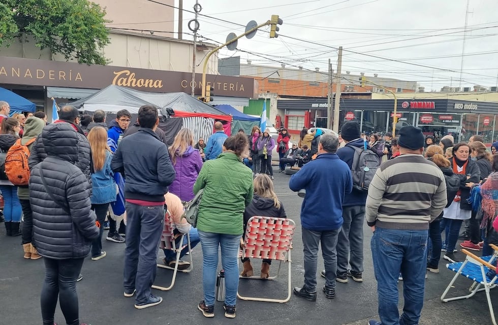 Los docentes continúan las protestas sobre la Av. Uruguay de Posadas