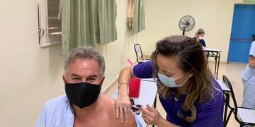 Héctor Gay se vacunó contra el Coronavirus y lo publicó en Twitter