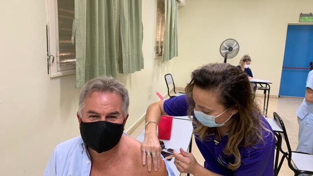 Héctor Gay se vacunó contra el Coronavirus y lo publicó en Twitter