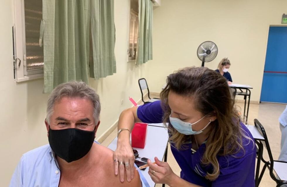 El intendente Héctor Gay se vacunó contra el Covid