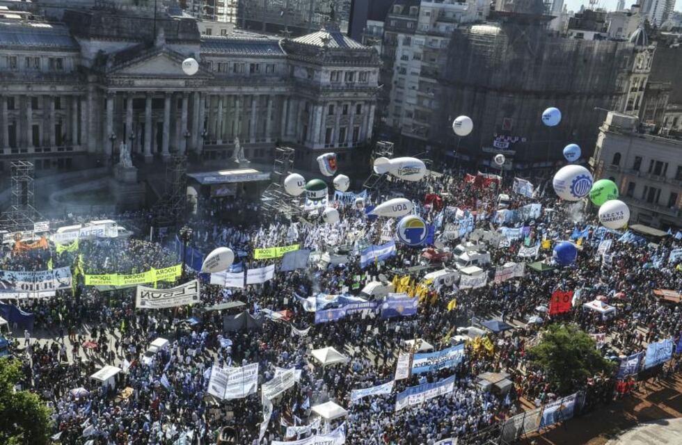 La CGT adelantó la celebración del Día del Trabajador y se movilizó contra el Gobierno: hubo incidentes con la Policía