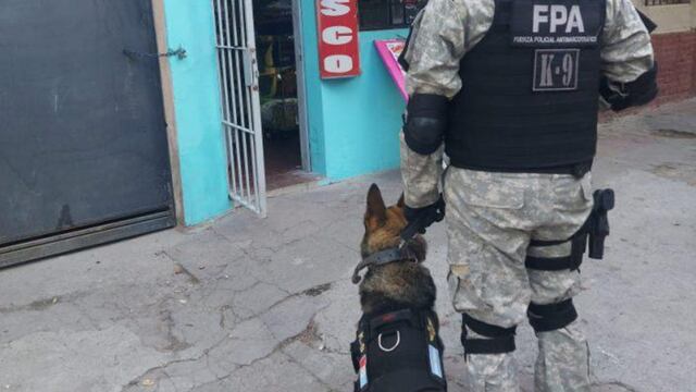 Byron descubrió las drogas escondidas.