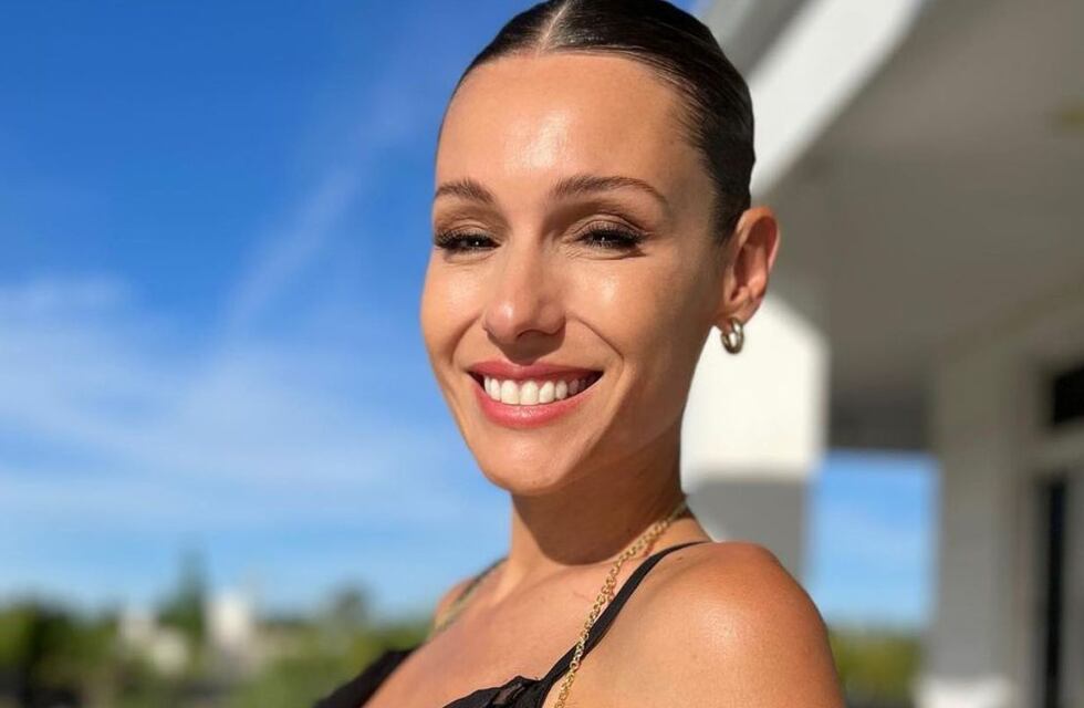 Pampita se robó todas las miradas con una microbikini metalizada: “Mi verano”