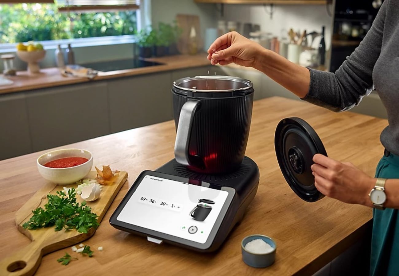 Cómo es el robot que cocina y tiene más de 100.000 recetas.