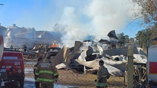 Córdoba: los bomberos apagaron el incendio desatado en la localidad de Villa del Prado. (La Voz)