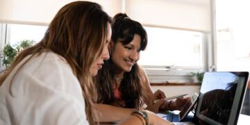 Cómo son las becas para estudiar en áreas de tecnología para mujeres.