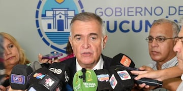 “No todo puede resolverlo el Estado, el problema comienza en casa”, advirtió el mandatario tucumano sobre los accidentes viales.