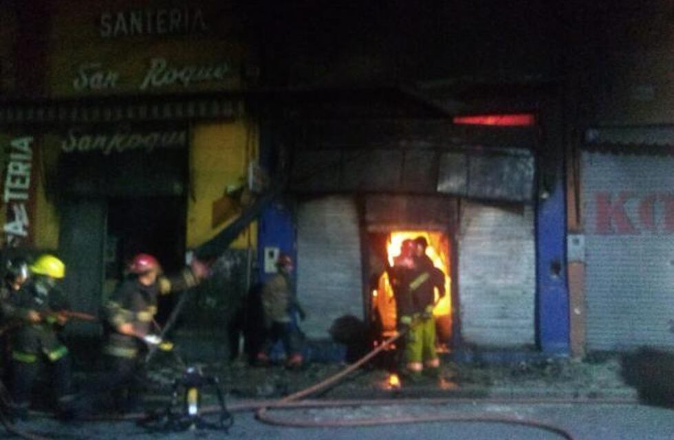 Incendio: perdidas totales en dos locales comerciales de El Bajo