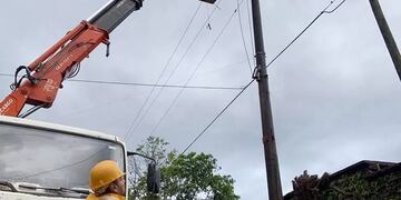 Tras un acto vandálico, varios barrios de Puerto Iguazú se hallan sin energía.