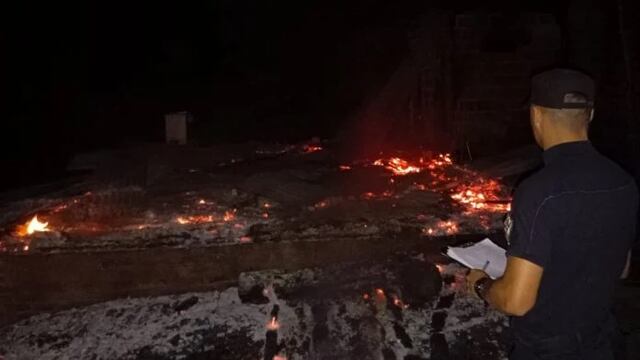Incendio arrasa con una vivienda en Colonia Delicia.