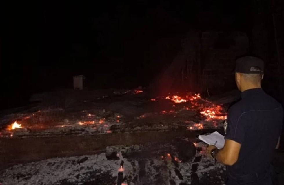 Incendio arrasa con una vivienda en Colonia Delicia