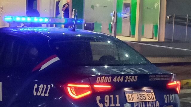 Los mensajes fueron arrojados en un cesto de papeles de los cajeros automáticos.