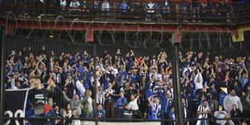 La hinchada de Talleres en el estadio de Colón en la previa del partido con Colón por la vuelta de los octavos de final de la Copa Libertadores. (Ramiro Pereyra / Enviado especial de La Voz del Interior)