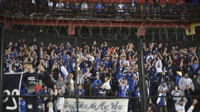 La hinchada de Talleres en el estadio de Colón en la previa del partido con Colón por la vuelta de los octavos de final de la Copa Libertadores. (Ramiro Pereyra / Enviado especial de La Voz del Interior)