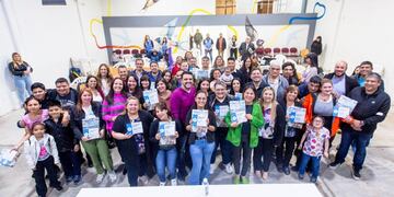 Entregan decretos de preadjudicación de tierras a integrantes de la Cooperativa de enfermeros