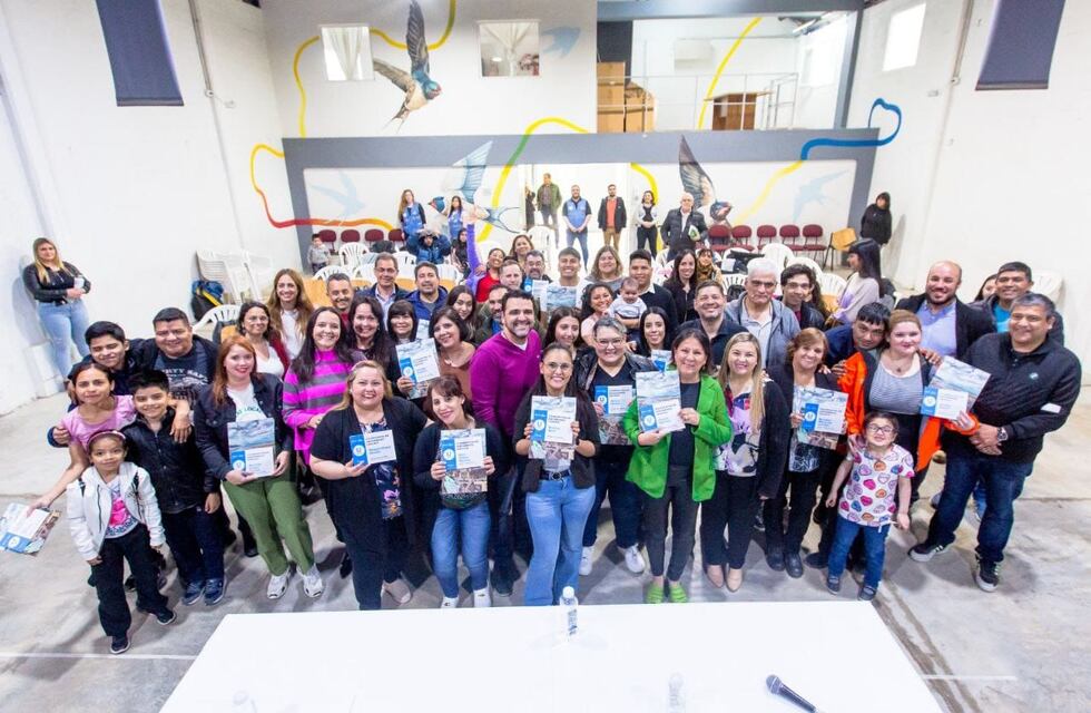 Entregan decretos de preadjudicación de tierras a integrantes de la Cooperativa de enfermeros