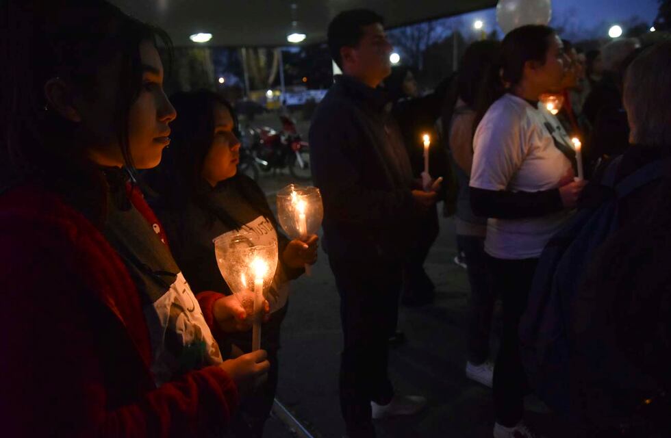 A un año de las muertes en el Neonatal de Córdoba, velas y globos blancos para reclamar justicia