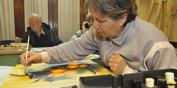 En actividad. Graciela (70) está jubilada y aprovecha el tiempo libre para hacer un taller de pintura (La Voz / Martín Baez).