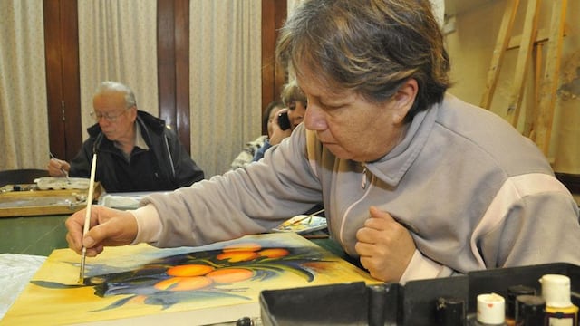 En actividad. Graciela (70) está jubilada y aprovecha el tiempo libre para hacer un taller de pintura (La Voz / Martín Baez).